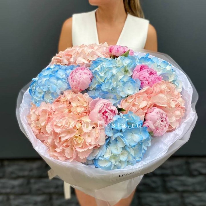 Дуобукет гортензии с пионами  в Набережных Челнах