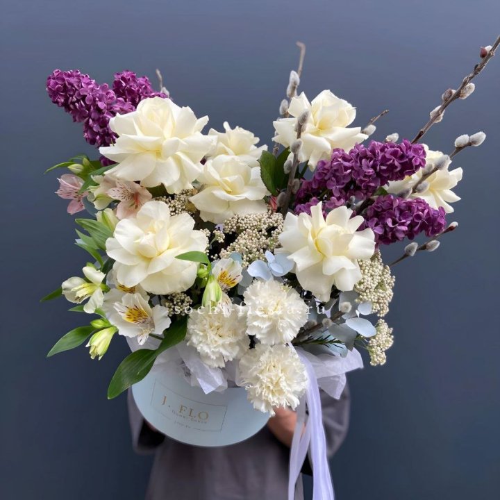 Цветочный бокс Французских роз и Сирени в Набережных Челнах