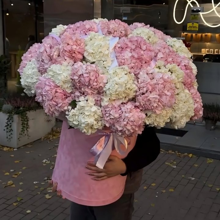 Дизайнерский цилиндр с гортензиями  в Набережных Челнах