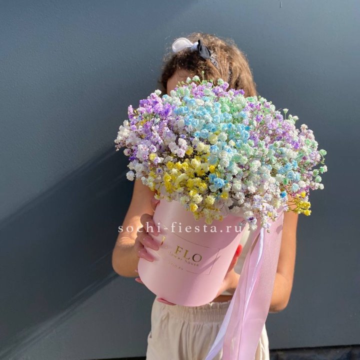 Радужные гипсофилы в шляпной коробке в Набережных Челнах