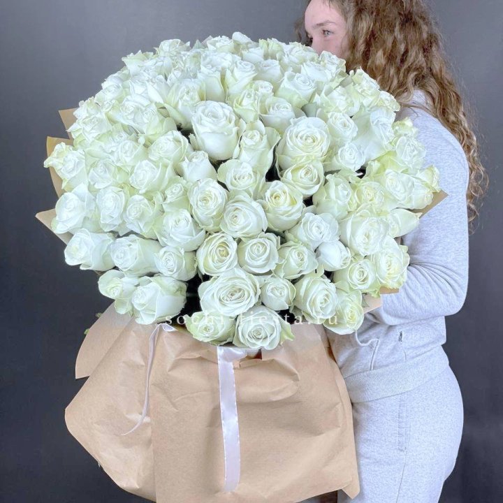 101 белая высокая импортная роза в Набережных Челнах