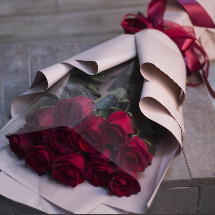 11 голландских роз в оформлении в Набережных Челнах