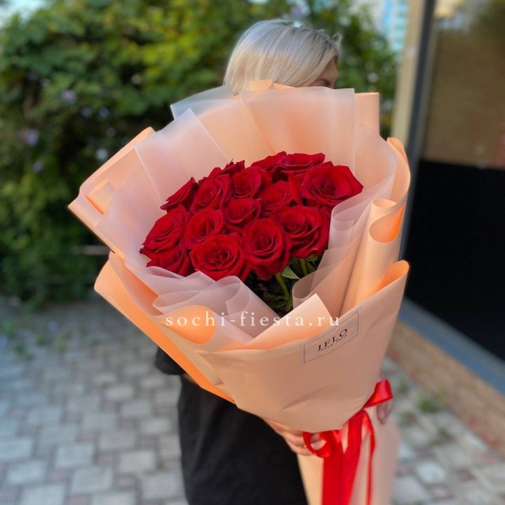 15 голландских роз в оформлении в Набережных Челнах