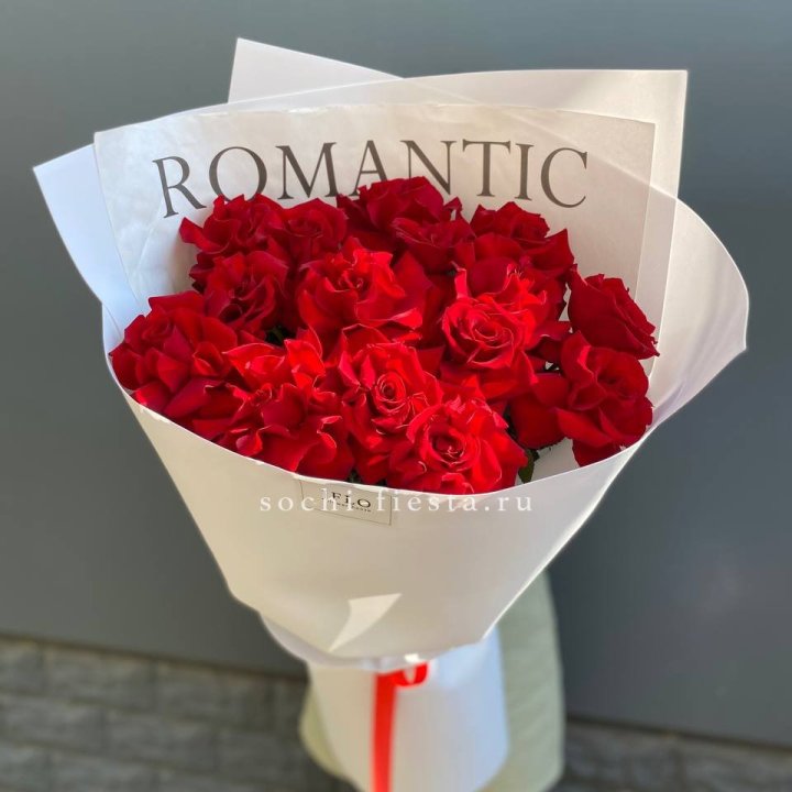 19 высоких роз в оформлении в Набережных Челнах