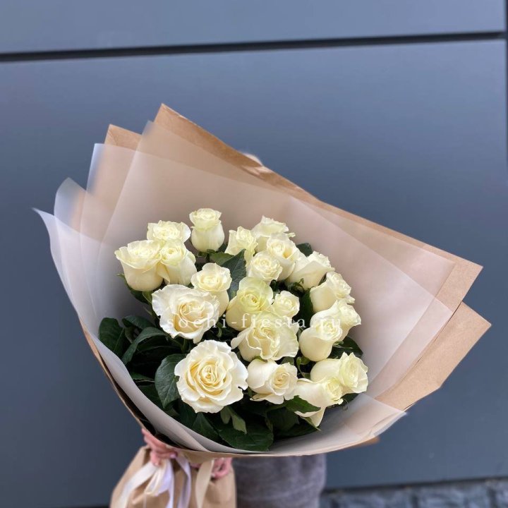  Букет  высоких белых роз   с доставкой в Набережных Челнах