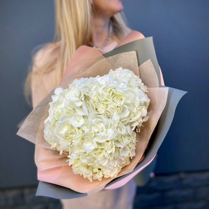 Букет из трёх белых гортензий в Набережных Челнах