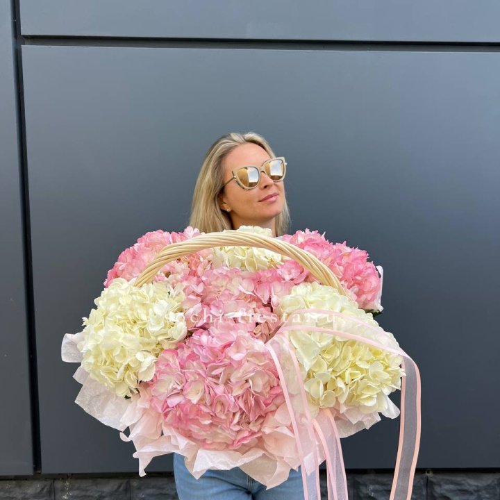 7 гортензий в корзине с доставкой в Набережных Челнах