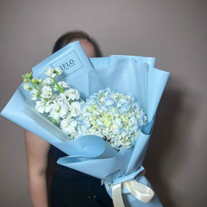 Гортензия голубая с маттиолой в Набережных Челнах