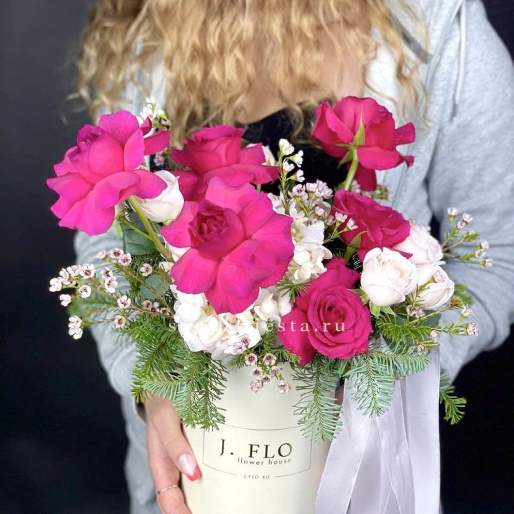 Новогодняя композиция в коробке пинк розе в Набережных Челнах