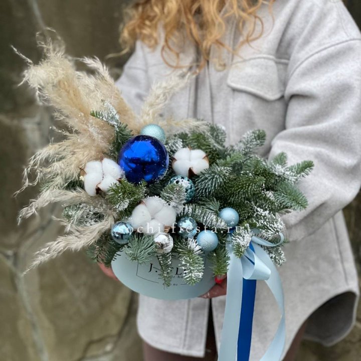 Новогодняя композиция в коробке блю в Набережных Челнах