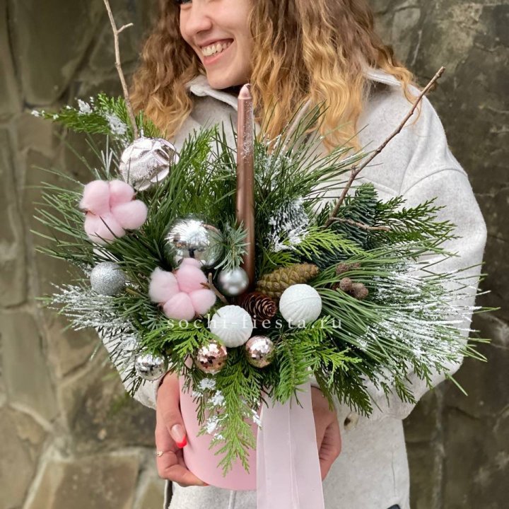 Новогодняя композиция в коробке пинк в Набережных Челнах