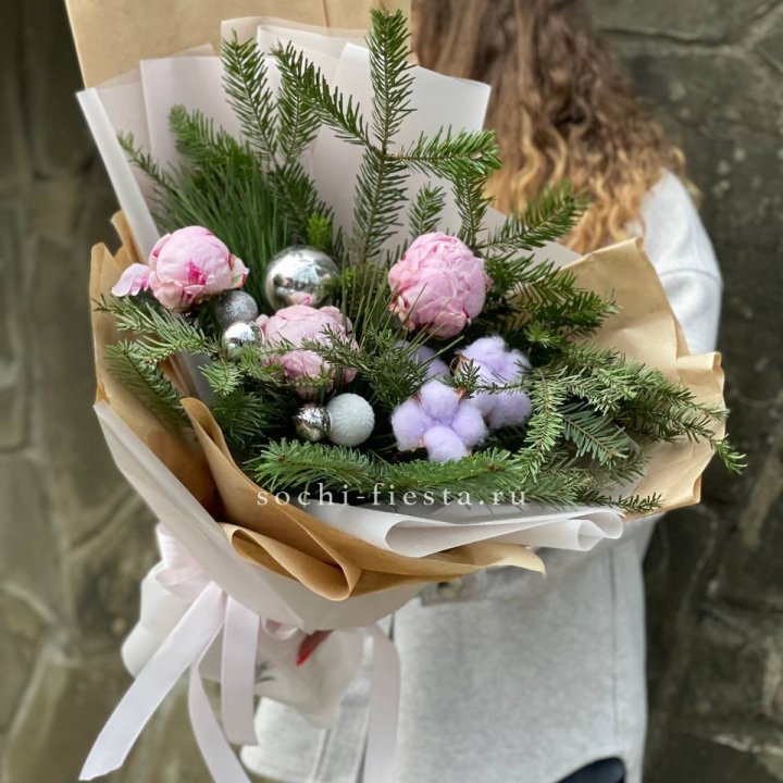 Новогодний букет с пионами  в Набережных Челнах