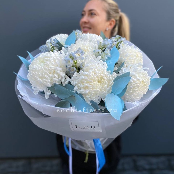 Букет хризантем Бигуди и дельфиниума  в Набережных Челнах