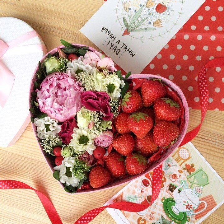 Бокс с клубникой и цветами в Набережных Челнах
