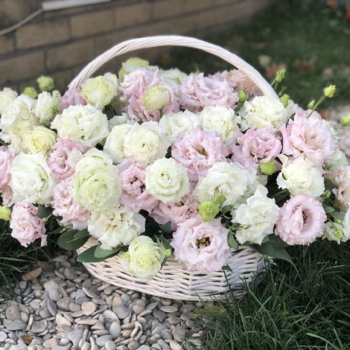 Корзина с эустомой в Набережных Челнах