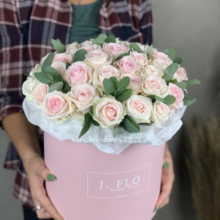 35 розовых роз в цилиндре в Набережных Челнах