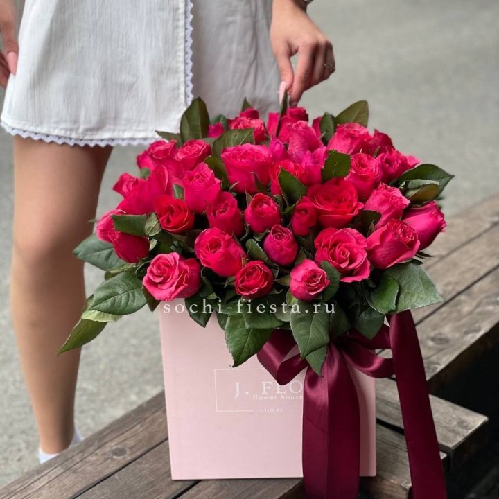 55 алых роз в кубе в Набережных Челнах