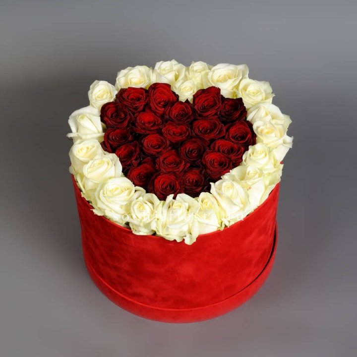 39 красных и белых роз в цилиндре в Набережных Челнах