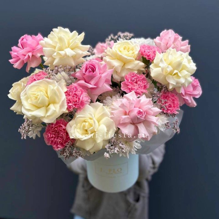 Коробка французских роз и диантусов "Бони" в Набережных Челнах