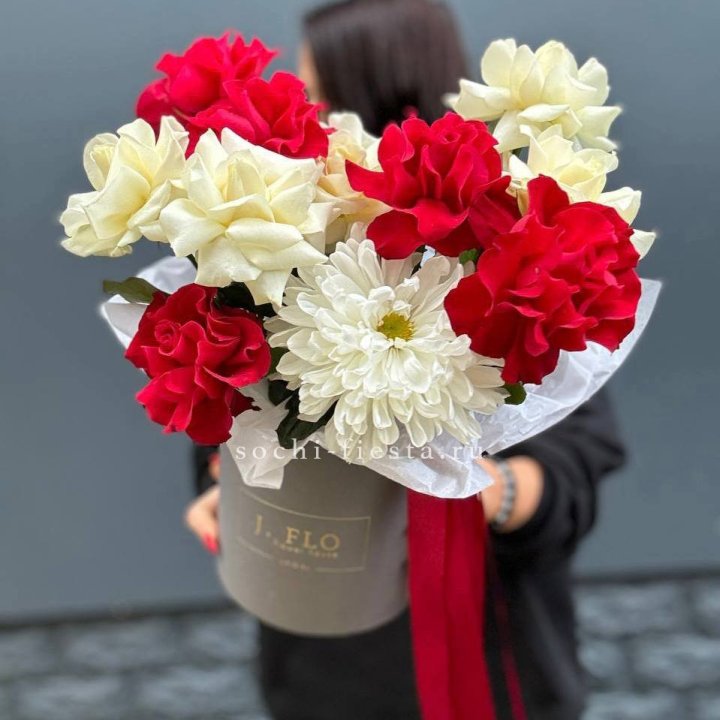 Французские розы с хризантемой в боксе в Набережных Челнах