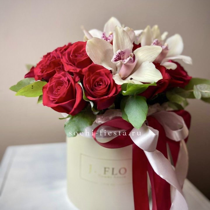 Розы и орхидеи в боксе в Набережных Челнах