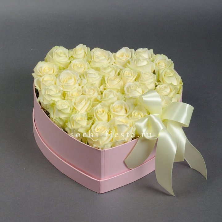 35 белых роз в коробке "Сердце" в Набережных Челнах