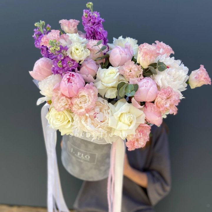 Дизайнерский цилиндр с пионами "Ривьера" в Набережных Челнах