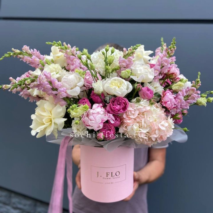 Дизайнерский цилиндр с пионами "Саманта" в Набережных Челнах