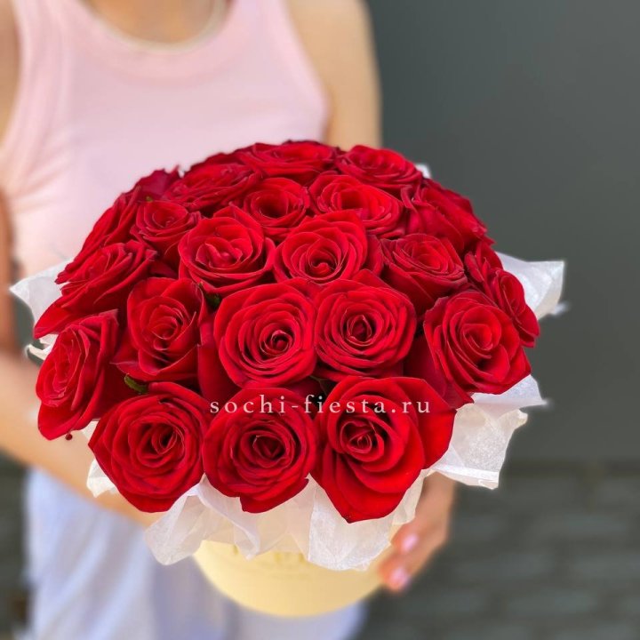 Красные розы в цилиндре в Набережных Челнах