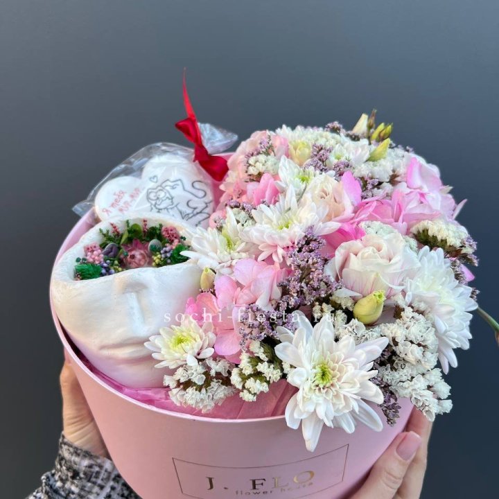 Цветы и свеча в коробке в Набережных Челнах