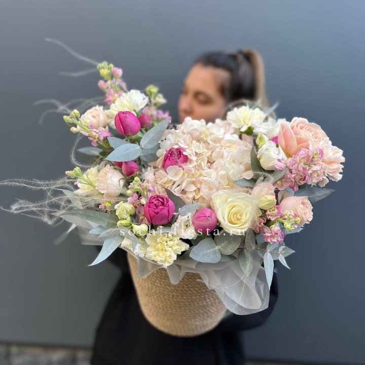 Цветочная композиция в джутовом боксе  в Набережных Челнах