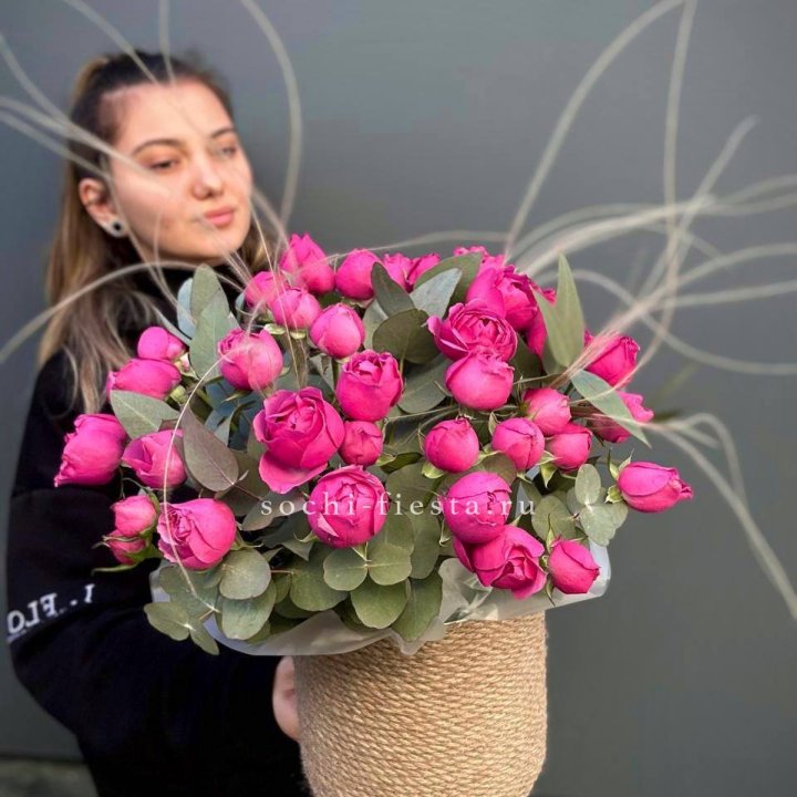 Пионовидные розы Мисти Бабблс в джутовом кашпо в Набережных Челнах