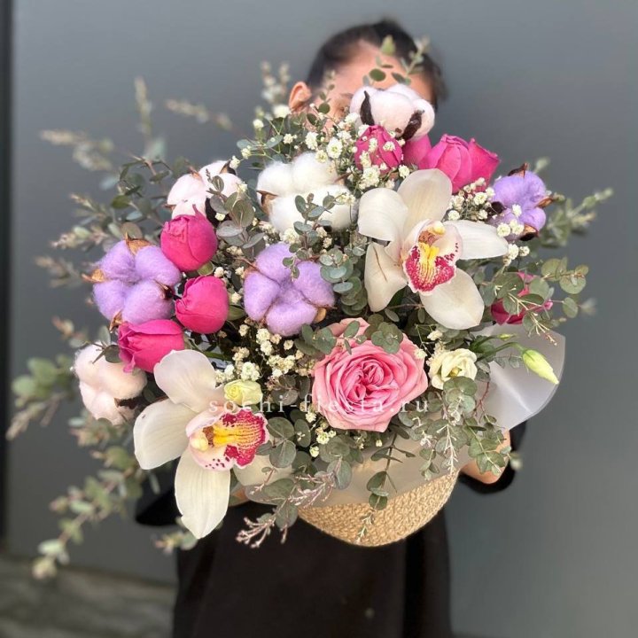 Орхидея и розы в джутовом кашпо в Набережных Челнах