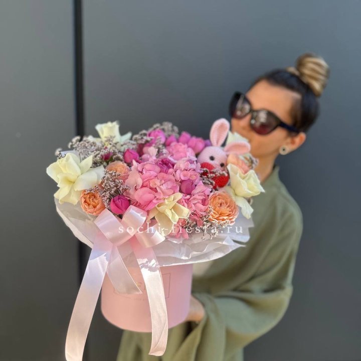 Дизайнерский цилиндр с игрушкой "Лола" в Набережных Челнах