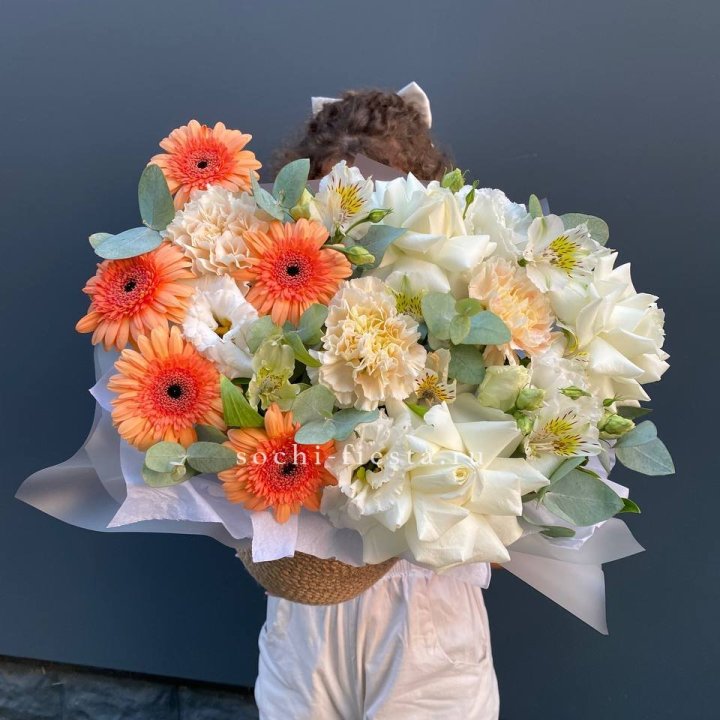 Розы и герберы в джутовом кашпо "Георгино" в Набережных Челнах