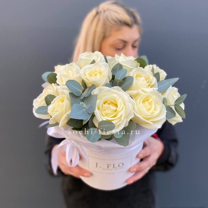 15 белых роз в боксе в Набережных Челнах