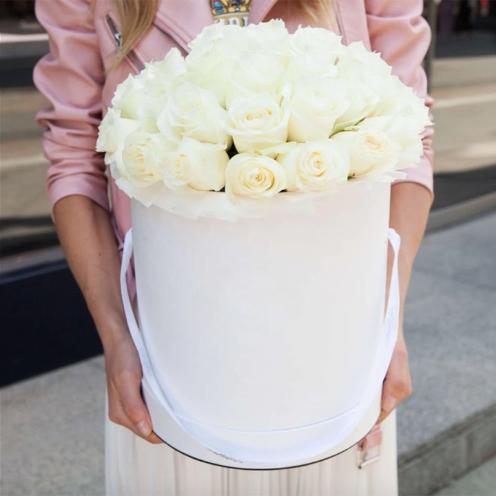 35 белых роз в цилиндре в Набережных Челнах