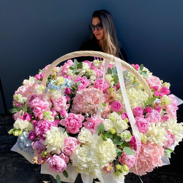 Цветочная корзина из пионов и пионовидных роз "Перфекте" в Набережных Челнах