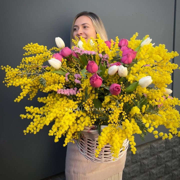 Цветочная корзина с мимозой "Спринг" в Набережных Челнах