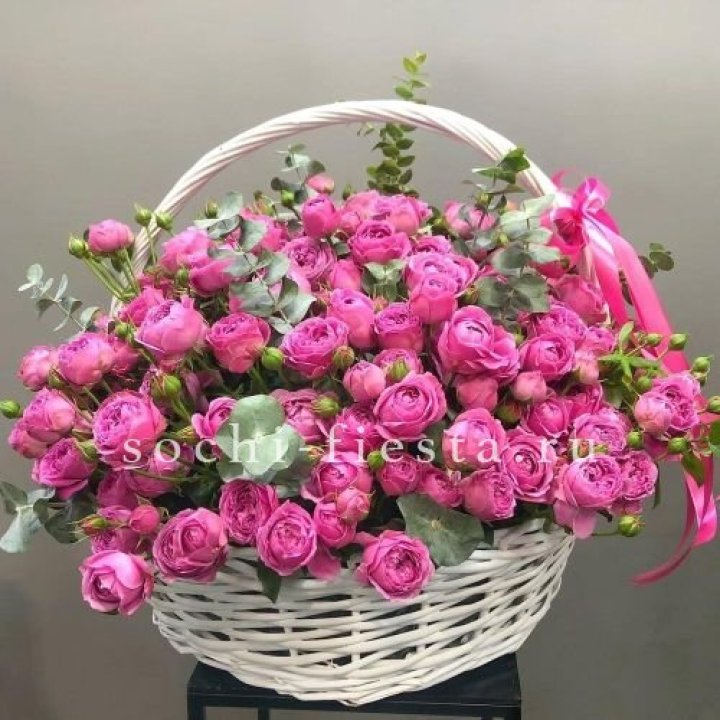 65 пионовидных кустовых роз в корзине в Набережных Челнах