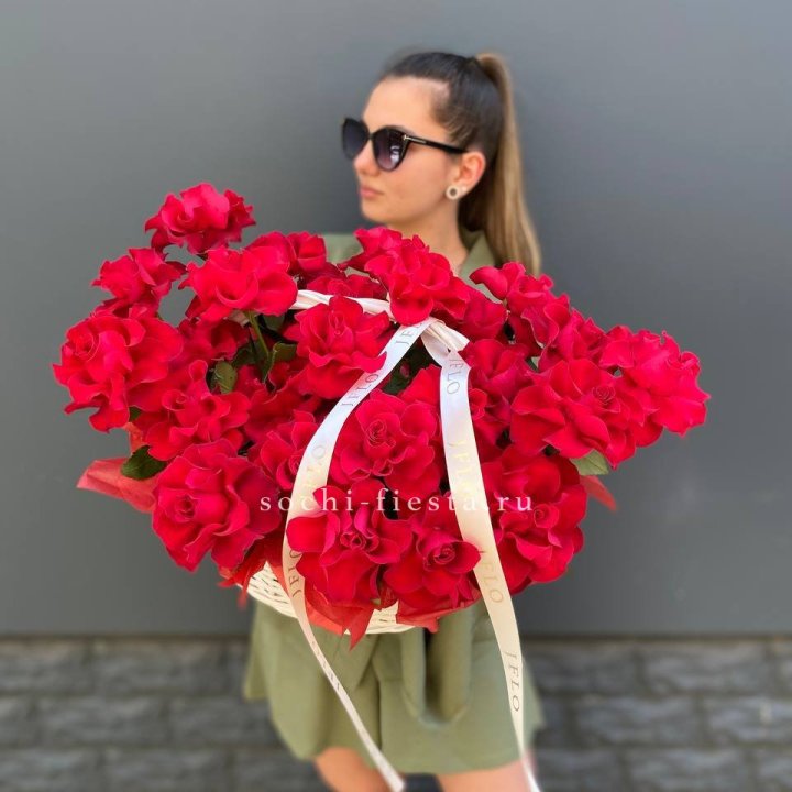 Красные французские розы в корзине в Набережных Челнах