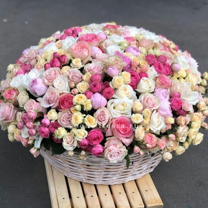 Цветочная корзина из пионов и пионовидных роз "Юниверсити" в Набережных Челнах