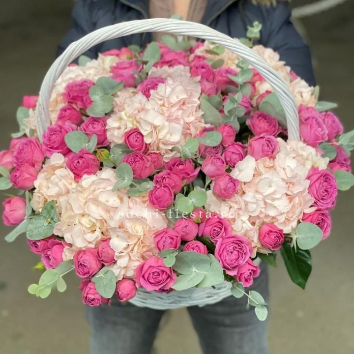Корзина с гортензией и Мисти Баблс в Набережных Челнах