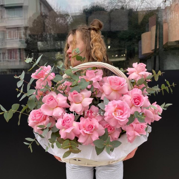 25 роз в цветочной корзине  в Набережных Челнах
