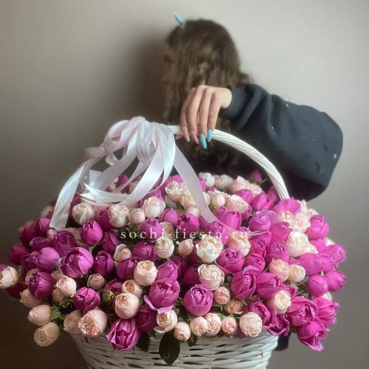 Премиум корзина пионовидных кустовых роз в Набережных Челнах