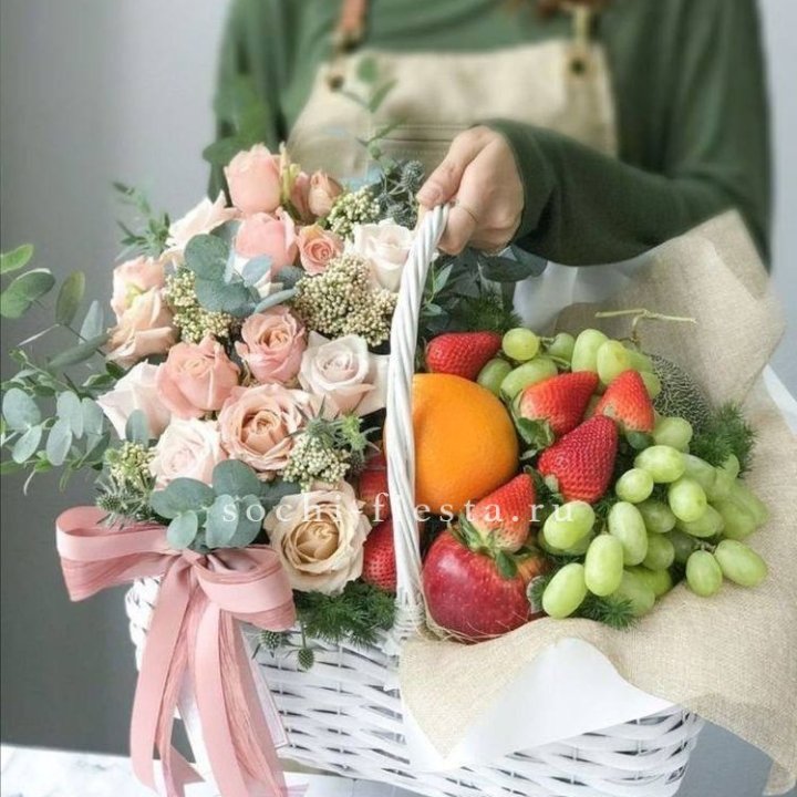 Фруктовая корзина c цветами в Набережных Челнах