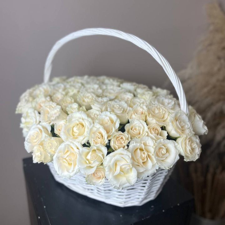 101 белая роза в корзине в Набережных Челнах