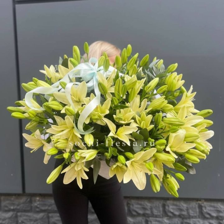 Лилии в корзине в Набережных Челнах