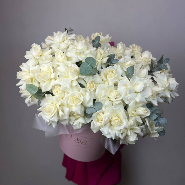 37 белых роз в боксе в Набережных Челнах