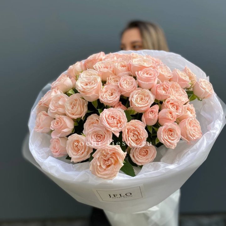 Букет кустовых роз Бомбастик с доставкой в Набережных Челнах